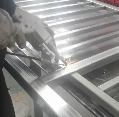 手持激光焊接機作業(yè)現(xiàn)場
